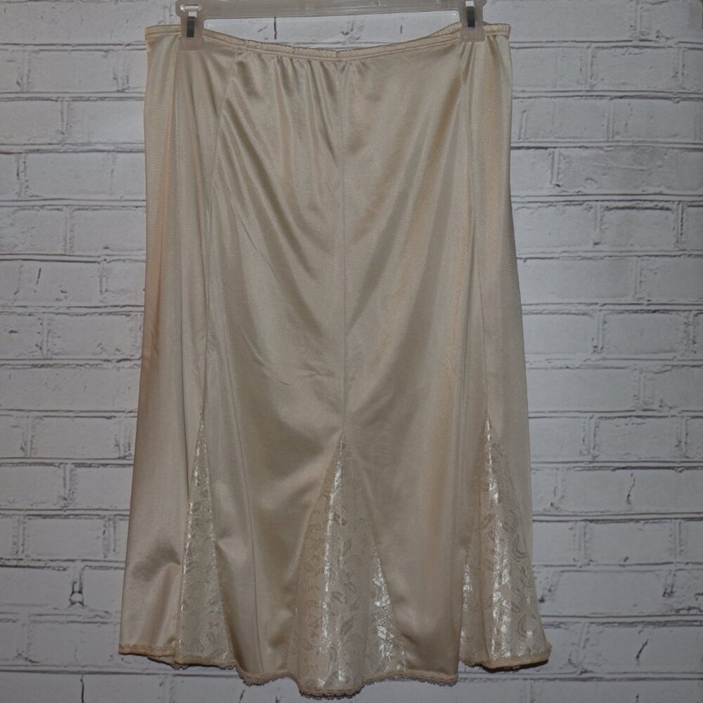 🤍 Vanity Fair Nylon Skirt Slip · Size Medium A classic Vanity Fair skirt slip
